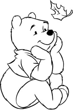 Dibujo de Winnie de Pooh Mira las Hojas para Colorear